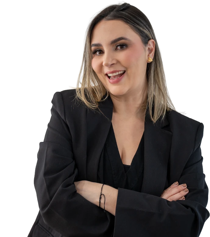 Ana Vélez, creadora de contenido latina en Boston, posando para la cámara